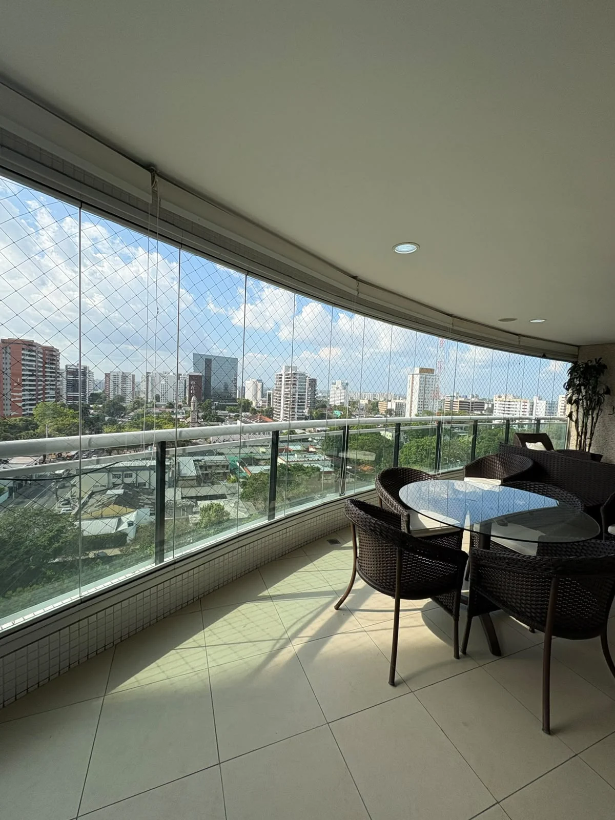 Varanda com vista para o bairro
