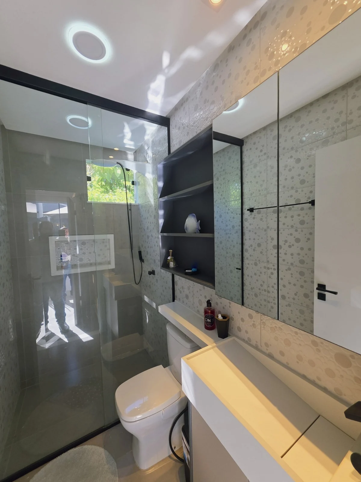 Banheiro com box de vidro