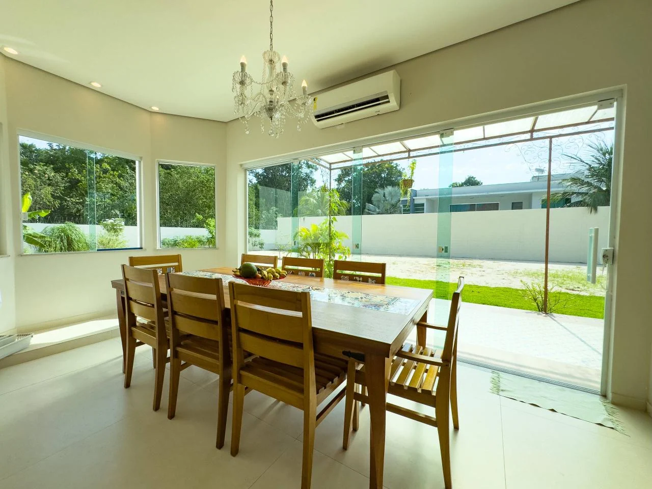 Sala de jantar integrada, com vidro para o jardim